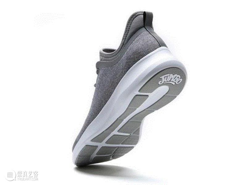 他们专门给孕妇设计了一双鞋，安全、舒服、还好看