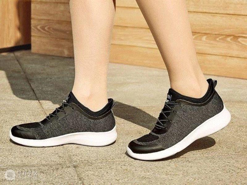 孕期脚肿是比较普遍的现象，考虑到这一点，这双鞋的脚背部分会比普通的鞋子高些，穿上去不会觉得压脚背。,他们专门给孕妇设计了一双鞋，安全、舒服、还好看