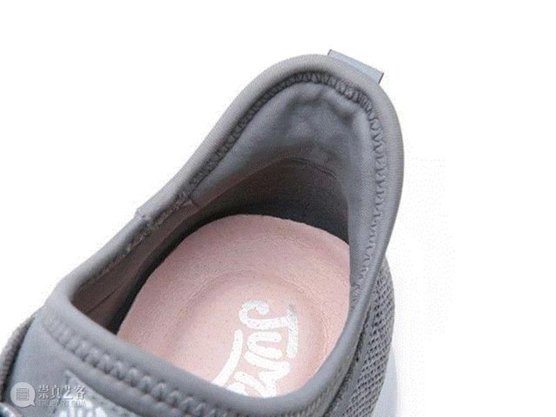 鞋子内里是高品质的内衣面料，这是简帛团队花了3个多月寻找、比对后选定的面料，透气、柔软、亲肤，触感舒