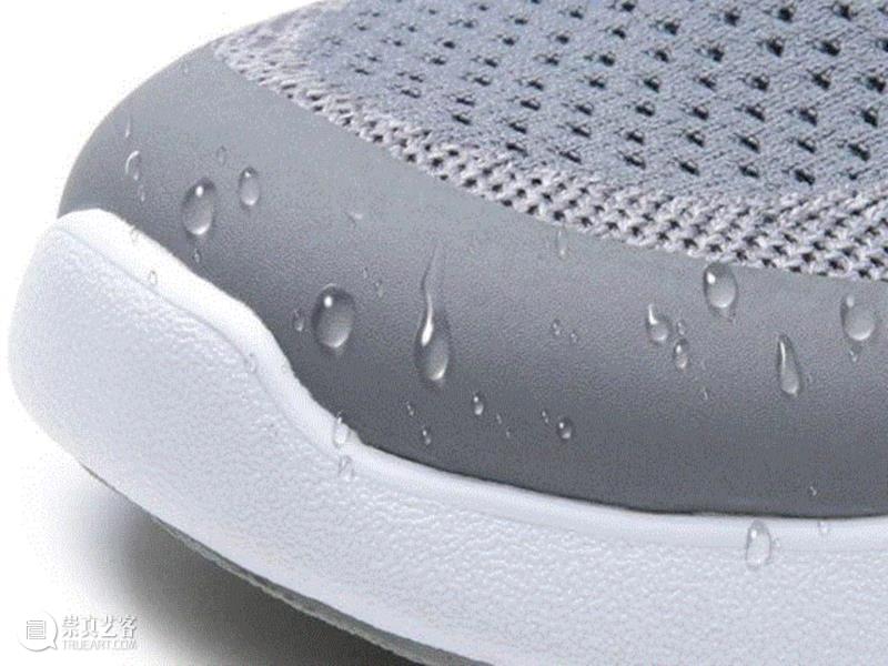 鞋头加了TPU材质的防水条（是用热压工艺做的，不会脱落），雨天能防止水滴渗入鞋头。,他们专门给孕妇设计了一双鞋，安全、舒服、还好看