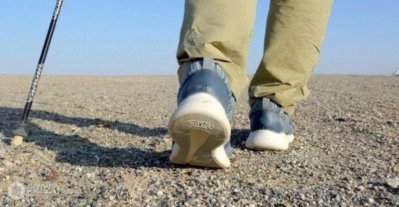 简帛的健步鞋系列在一条生活馆推出以来，一直受到各个年龄层的用户喜爱。,他们专门给孕妇设计了一双鞋，安全、舒服、还好看