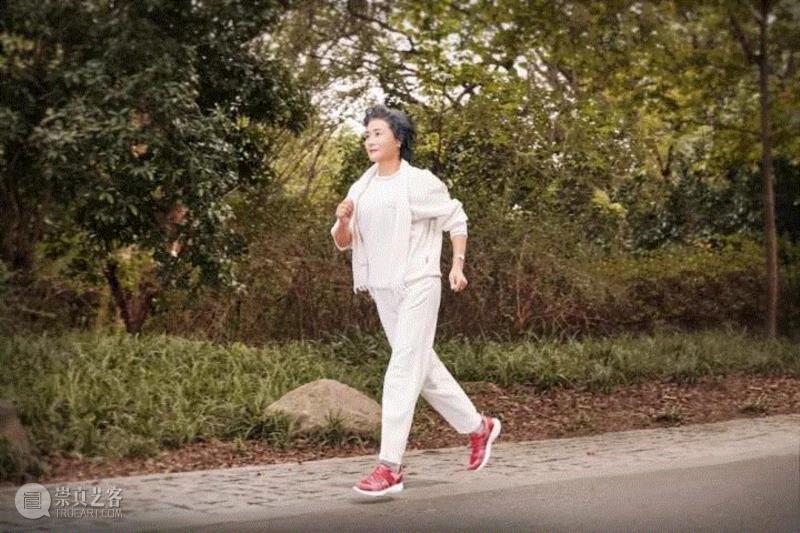 他们专门给孕妇设计了一双鞋，安全、舒服、还好看