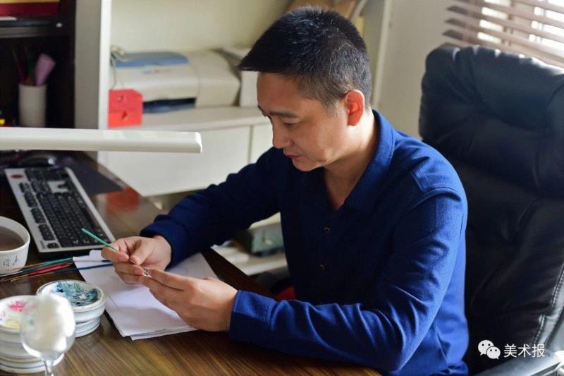 王湘君，号秋风堂主人，14岁师承叔父、石家庄著名冀派内画大师王千先生学艺，迄今已30余载。,一壶一世界：小中存大，内里乾坤，别有洞天