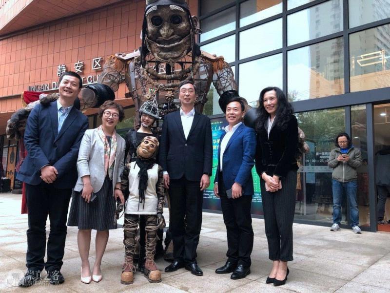 开幕式现场，中国知名艺术家、同时也是上海逸夫职校、上海视觉艺术学院校友的马良及其团队带来的最酷炫、最