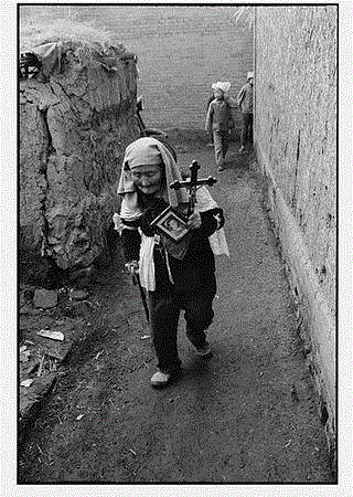 《去教堂的老妇人》山西 1996年：段玉新 82岁 患精神病已经超过60年她犯病时的主要症状，就是不