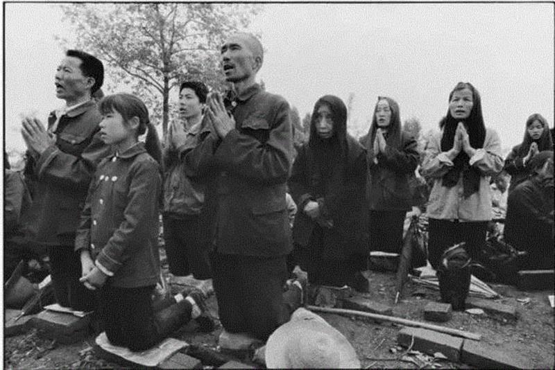 露天弥撒中的朝圣者 陕西 1992&nbsp;,吕楠“人类今天精神状况”三部曲之二：《在路上：中国的天主教》