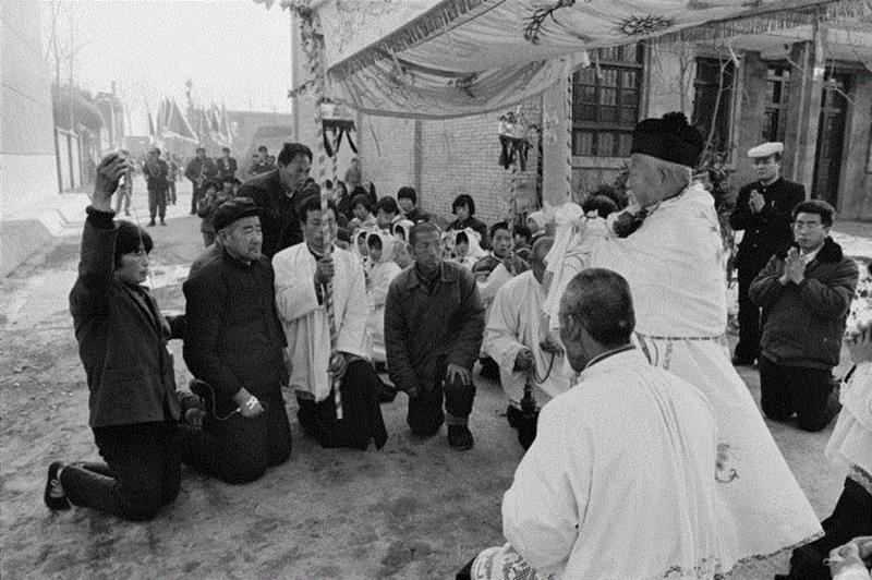 &nbsp;纪念耶穌诞生的神父和教友&nbsp;陕西 1995&nbsp;,吕楠“人类今天精神状况”三部曲之二：《在路上：中国的天主教》