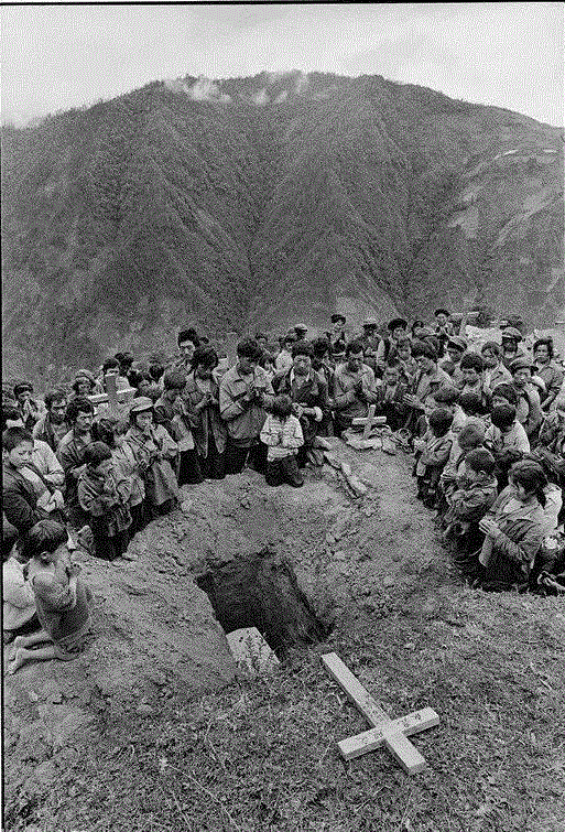 一个孩子的葬礼 死者是个4岁的藏族女孩，是得急病死的。她的村子在山里，离最近的医院有两天半路程，所以