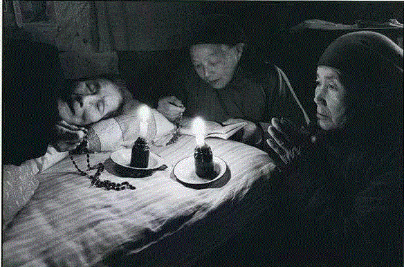 在家里念经的三个女人&nbsp;山东 1993,吕楠“人类今天精神状况”三部曲之二：《在路上：中国的天主教》