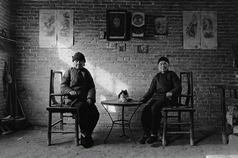 坐在家里的姐妹&nbsp;山东 1993,吕楠“人类今天精神状况”三部曲之二：《在路上：中国的天主教》