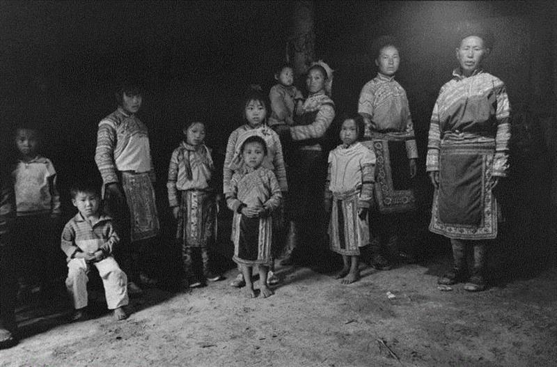 站地屋里的一家人&nbsp;云南 1993,吕楠“人类今天精神状况”三部曲之二：《在路上：中国的天主教》