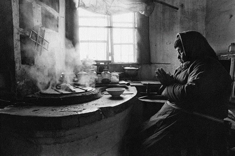 饭前祈祷的老妇人&nbsp;江苏 1993,吕楠“人类今天精神状况”三部曲之二：《在路上：中国的天主教》