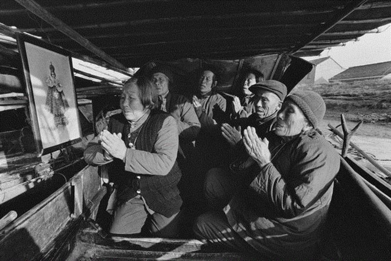 在船上念经的老渔民&nbsp;江苏 1993,吕楠“人类今天精神状况”三部曲之二：《在路上：中国的天主教》