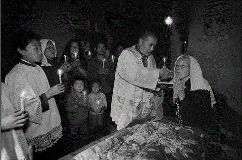 为病人送圣体的神父和教友&nbsp;陕西 1992&nbsp;,吕楠“人类今天精神状况”三部曲之二：《在路上：中国的天主教》