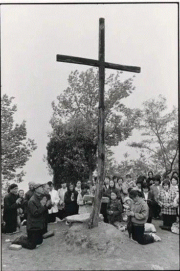 在圣地祈祷的朝圣者 陕西,吕楠“人类今天精神状况”三部曲之二：《在路上：中国的天主教》