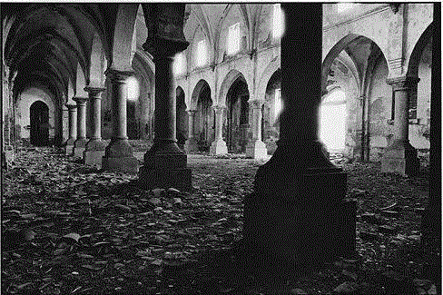 教堂 这座教堂建于1889年，在教难期间，由于该教堂被学校用作礼堂，而没被拆毁。80年代宗教解禁后，