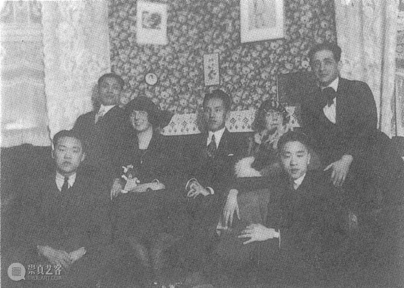 常玉（前排最右）与友人，约1925年在巴黎,他一幅画卖1个亿，是中国最后的温柔贵公子