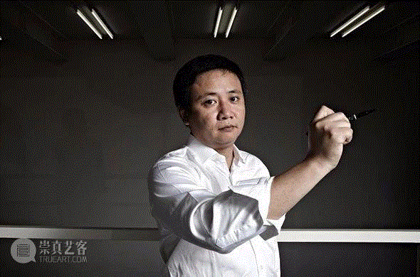 皮力1974年生于中国武汉，现任教于中央美术学院，是中国著名的策展人、批评家。他曾策划过“狂想曲”（