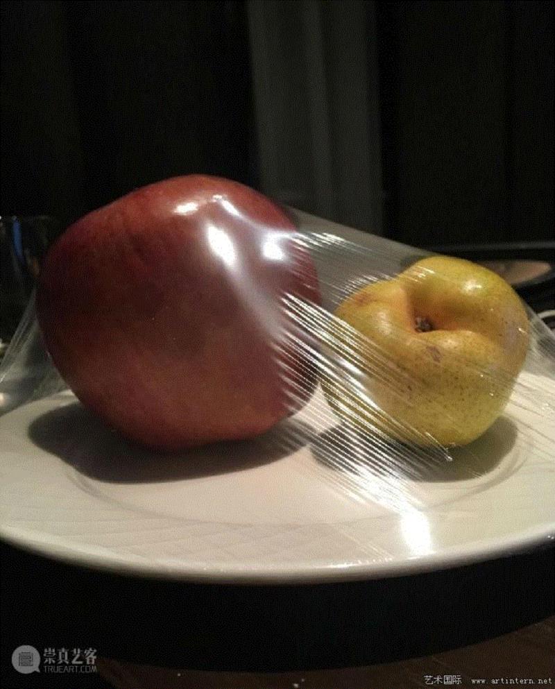 ‘Fruits isolés’ 图片来自Wolfgang Tillmans的Instagram帐户,自拍盛行的时代里，看那些艺术大师如何在Instagram花样百出,Instagram,沃夫冈·提尔曼斯,辛迪·舍曼,艺术家