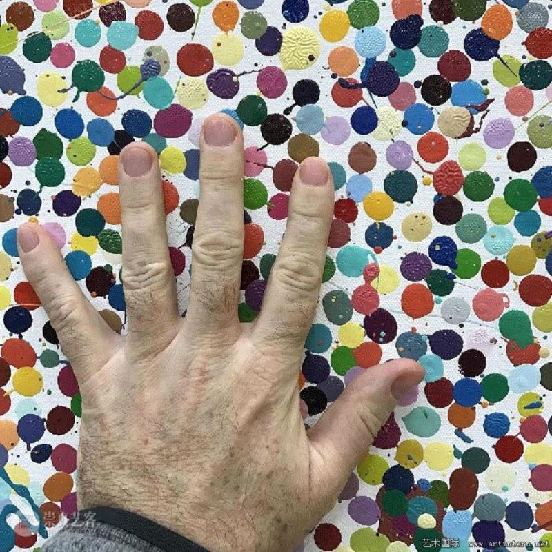 达米恩·赫斯特创作的首幅点彩画。 图片来自Damien Hirst的Instagram帐户,自拍盛行的时代里，看那些艺术大师如何在Instagram花样百出,Instagram,沃夫冈·提尔曼斯,辛迪·舍曼,艺术家