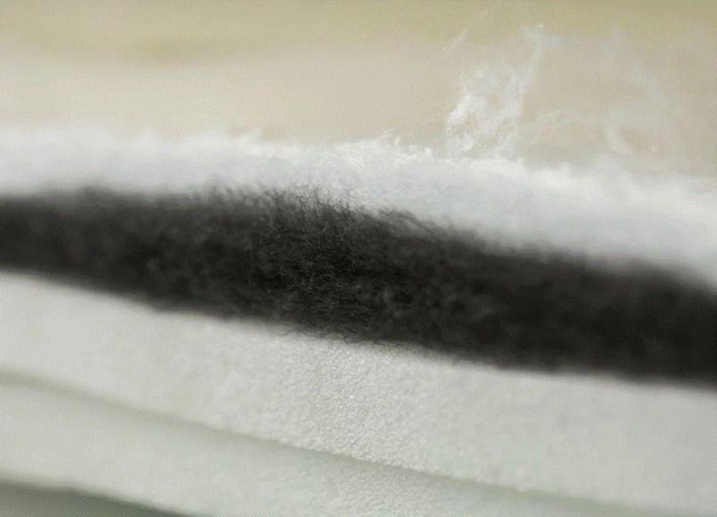 中间的黑色层就是石墨烯纤维。,你以为滚床单，滚的只是床单吗？