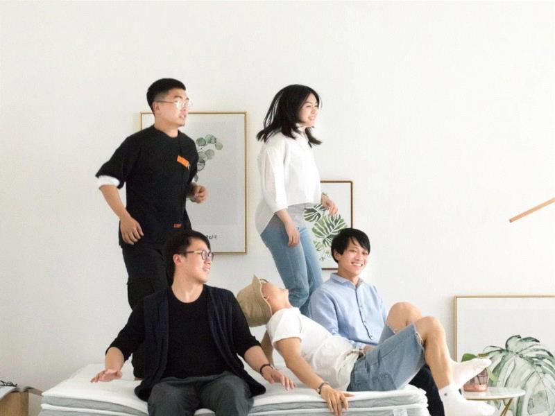 为了测试这款床垫的弹性和承受力，最后，我们摄影组的5个小伙伴，一起在这款床垫上又蹦又跳，玩得非常开心
