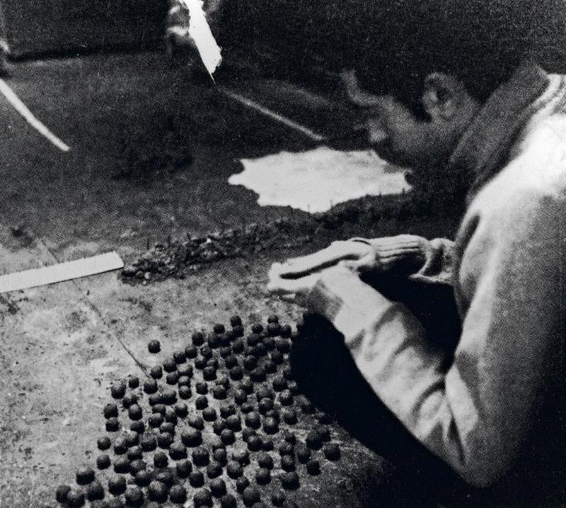 年轻的克里斯蒂安·波尔坦斯基在制作小型泥球,1969年,这间承载着人类集体情感的“忆所”,即将于艺术电厂开启……