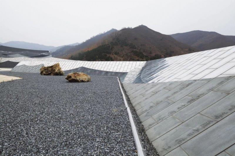 剧场建筑远处平缓的墙体  摄影：王祥东,“又见五台山剧场”有感