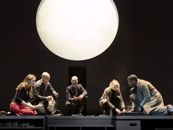 朱丽叶·皮诺什主演《安提戈涅》剧照,“安提戈涅”的一千种打开方式