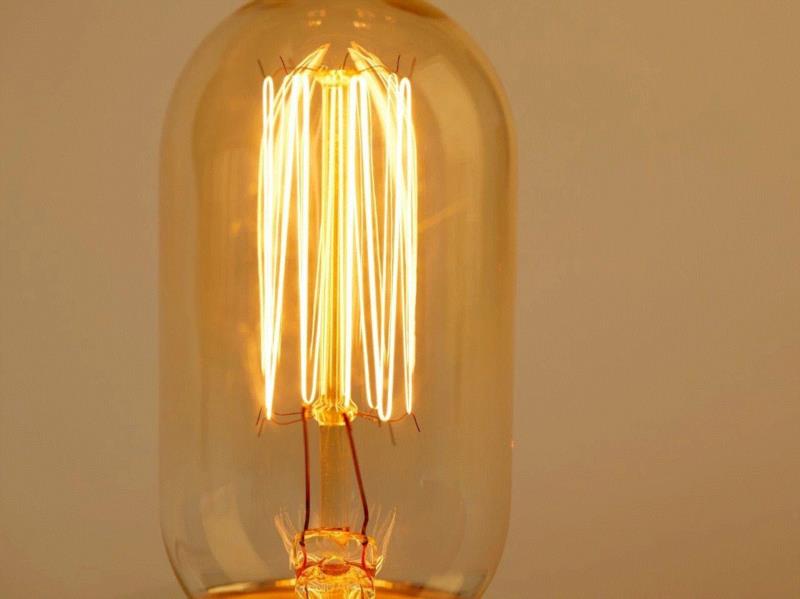 复古的钨丝，光线温柔不刺眼，让人想起很久以前，家里使用钨丝电灯泡的时候。,用一盏灯催情，老司机都懂