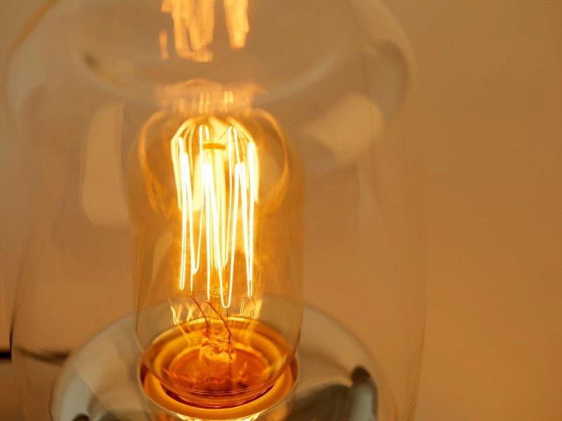 钨丝灯泡的热度保持在55℃，加上玻璃灯罩的保护，即使不小心碰到灯，也不用担心被烫到。,用一盏灯催情，老司机都懂