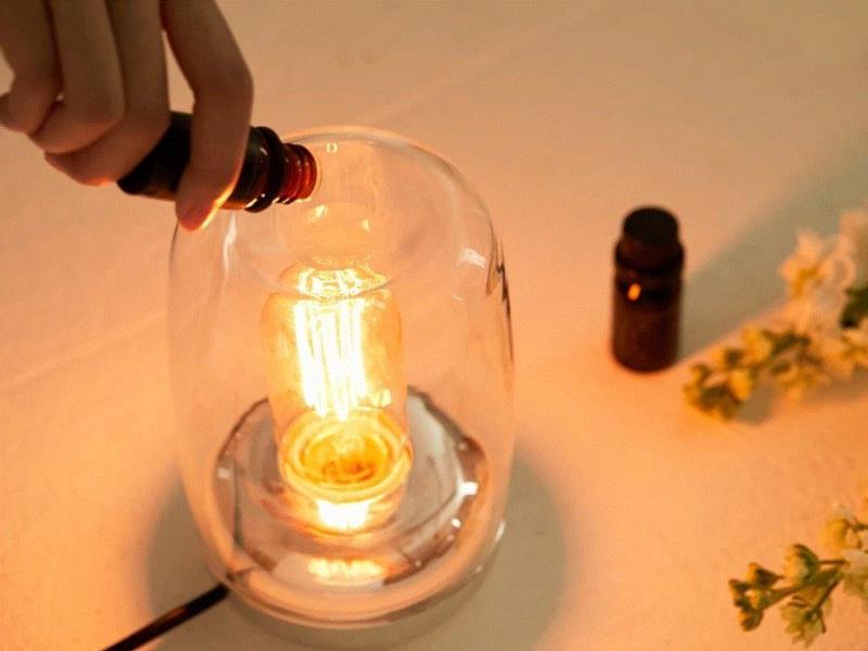 灯罩顶部有圆弧形凹陷，你可以选择性滴入你喜欢的精油。（看个人喜好，滴5~10滴即可）,用一盏灯催情，老司机都懂