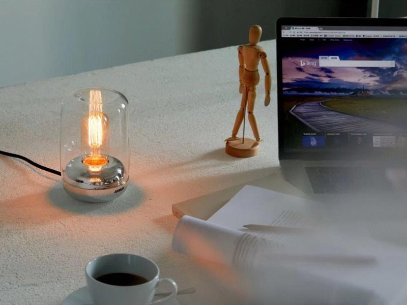 两个人在家，可以互相依偎在沙发中，看着喜欢的电影，昏暗的灯光，可口的点心，还有似有若无舒适令人沉醉的