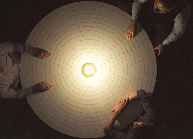 和家人、朋友玩“狼人杀”、“真心话大冒险”等桌游，用它来制造温馨、沉浸的气氛，更有感觉。,用一盏灯催情，老司机都懂