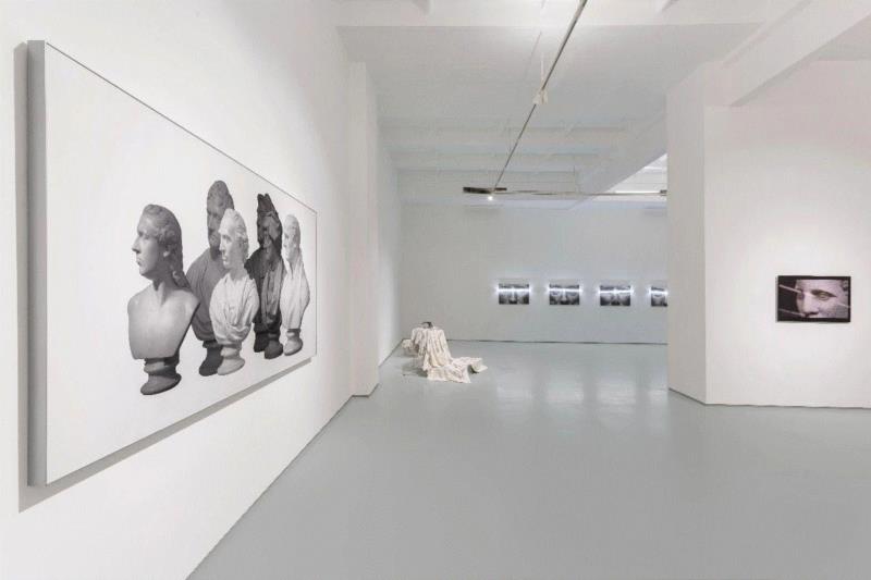 展览场景,蜂巢评论 | 于霏霏:凝视的盼望与没有面孔的主体