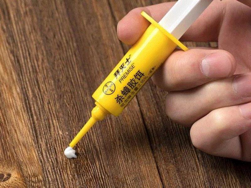 它像个小针管一样，使用方法非常简单。,滴一滴，蟑螂、蚂蚁、蚊子全家死光光