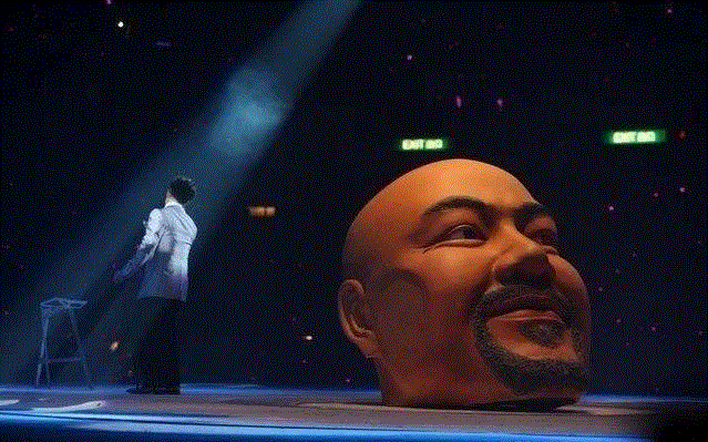 △陈奕迅柱拐杖站在舞台上,“怪人”黄伟文：港乐的最后一丝呼吸