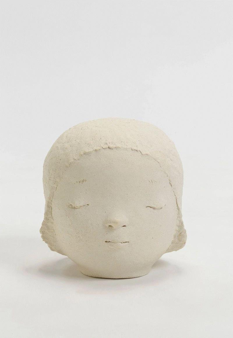 奈良美智新作展香港开幕12座陶瓷雕塑奠定沉静基调