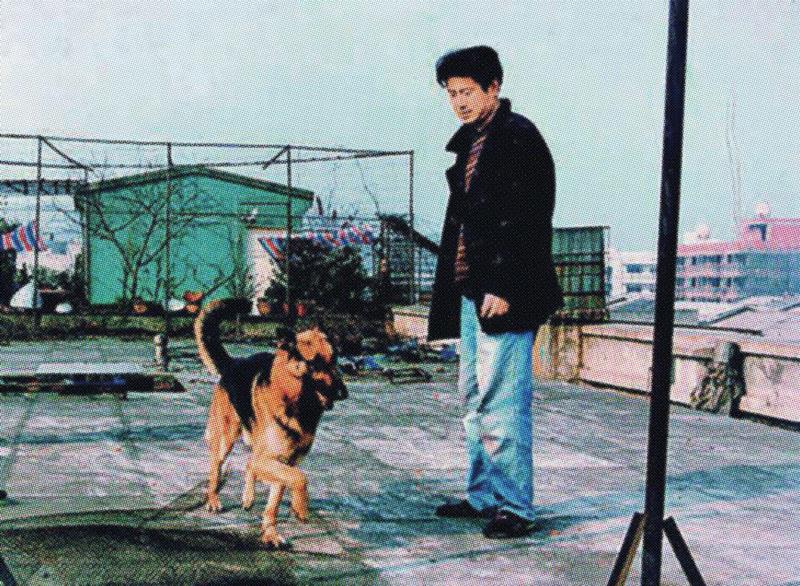 ▲ 1996年周春芽与其爱犬黑根在沙子堰小区顶楼,【嘉德香港】当代艺术精选,嘉德香港,当代艺术,刘炜,周春芽,黄宇兴,版画,春拍,预告,油彩,陈曦