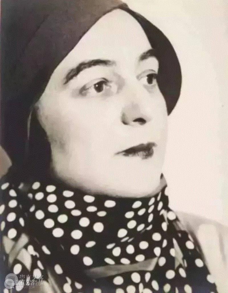 让她蜚声时尚界的“彩绘拼贴织物”,灵感却源于一块拼布婴儿床单,二月