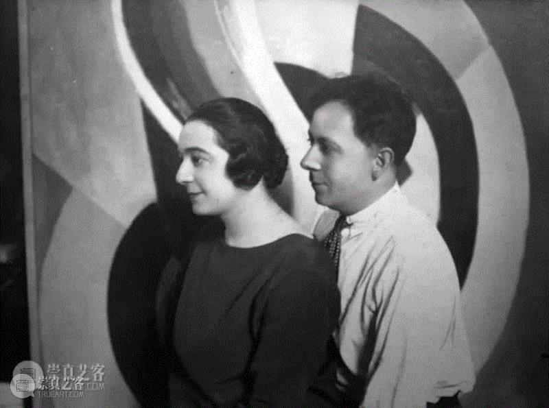 让她蜚声时尚界的“彩绘拼贴织物”,灵感却源于一块拼布婴儿床单,二月