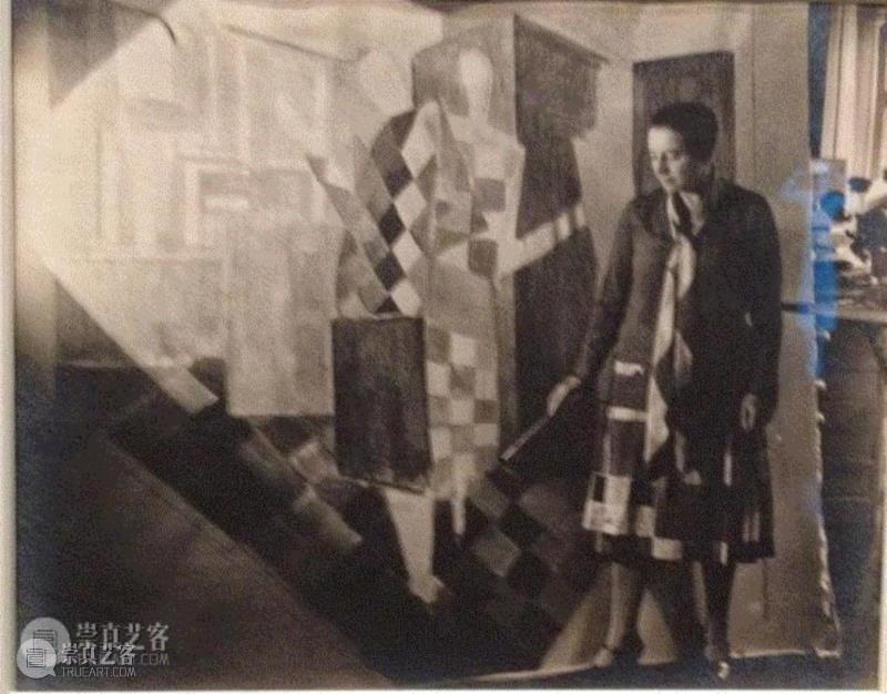 索尼娅·德劳内穿着自己设计的拼接长裙,让她蜚声时尚界的“彩绘拼贴织物”,灵感却源于一块拼布婴儿床单,二月