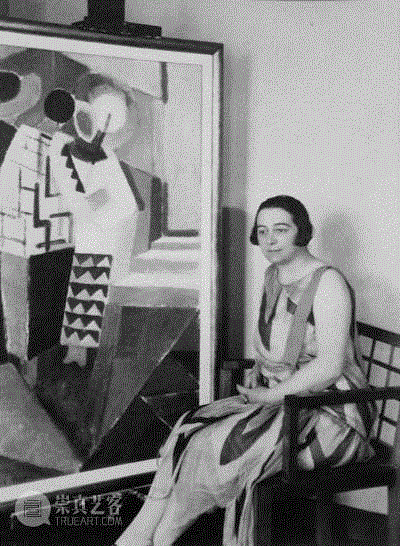 让她蜚声时尚界的“彩绘拼贴织物”,灵感却源于一块拼布婴儿床单,二月