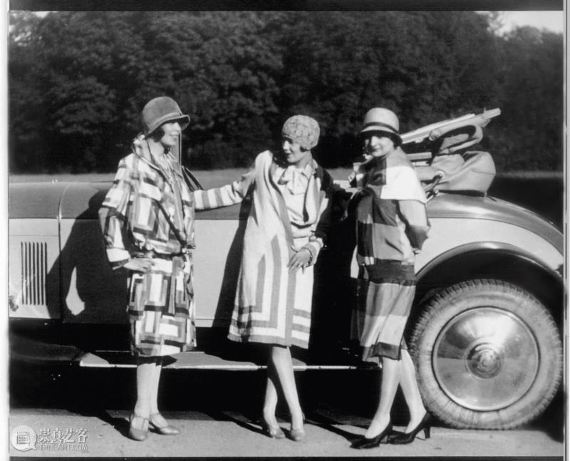 让她蜚声时尚界的“彩绘拼贴织物”,灵感却源于一块拼布婴儿床单,二月