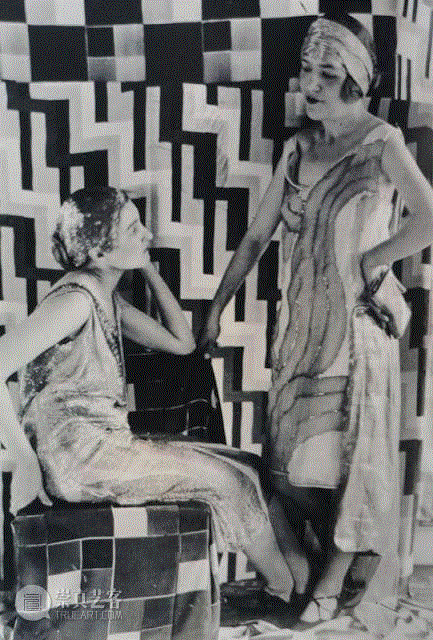 1929年的世界经济危机导致股市全面崩盘,再次成为她事业的冰冻期。她坚持亲手制作每一件衣服,每件都是