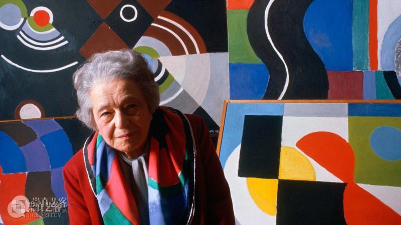 索尼娅·德劳内在自己的作品前,让她蜚声时尚界的“彩绘拼贴织物”,灵感却源于一块拼布婴儿床单,二月