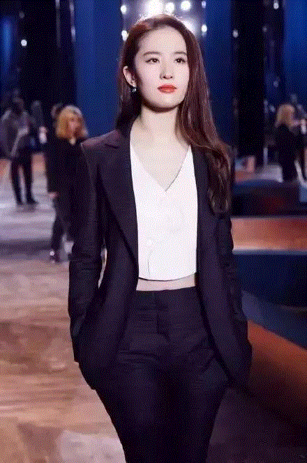 范爷、刘总攻、刘英俊，一套西装就能让女明星转型？,西装,总攻,刘英俊,转型,吸烟装,裤子,脚踝,铅笔,牌子,女性
