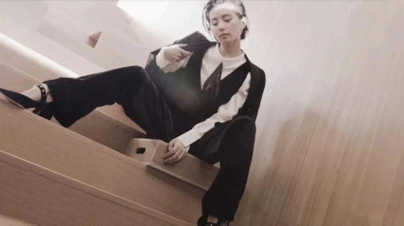 范爷、刘总攻、刘英俊，一套西装就能让女明星转型？,西装,总攻,刘英俊,转型,吸烟装,裤子,脚踝,铅笔,牌子,女性