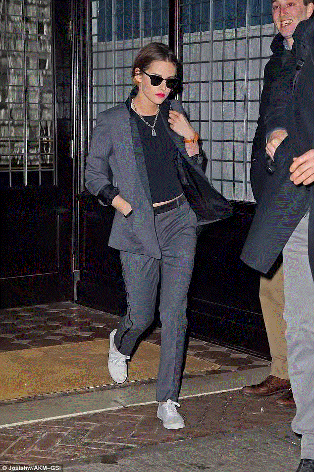 范爷、刘总攻、刘英俊，一套西装就能让女明星转型？,西装,总攻,刘英俊,转型,吸烟装,裤子,脚踝,铅笔,牌子,女性