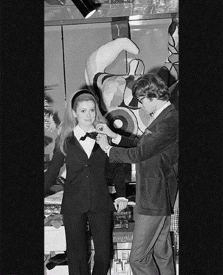 （这是1966年，Yves Saint Laurent在为当时的法国女演员Catherine Den